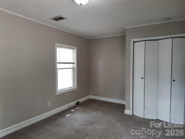 Building Photo - 1405 Shamrock Dr