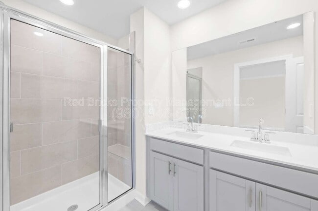 Building Photo - 6105 Starview Ter