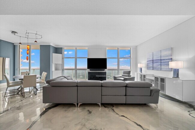 Building Photo - 347 N New River Dr E