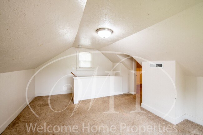 Building Photo - Cozy Home with Storage in Quiet Convenient Location