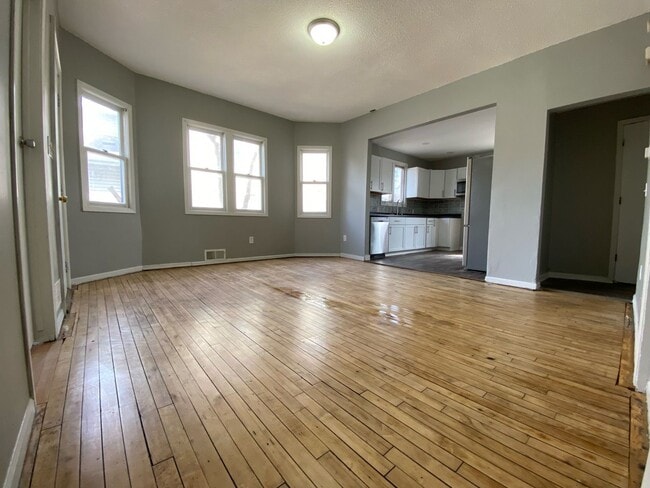 Building Photo - Amazing 4 Bedroom 1.5 Bathroom Townhome in...