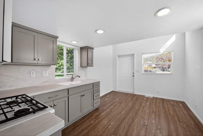 Building Photo - 121 1st Ave