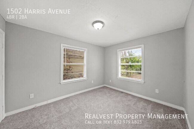 Building Photo - Freshly Remodeled 4-Bedroom, 2-Bathroom Ho...