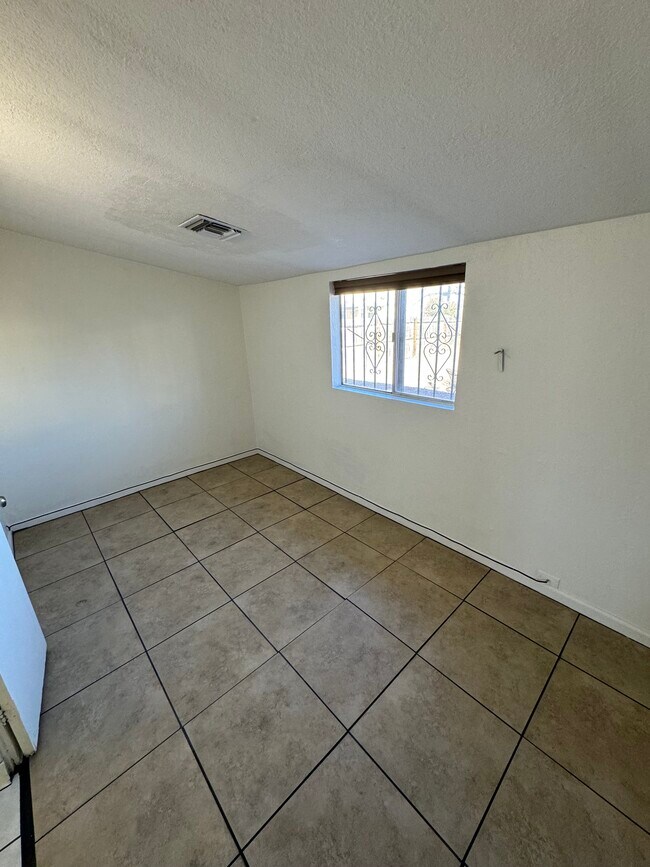 Building Photo - 239 S Cherry Ave