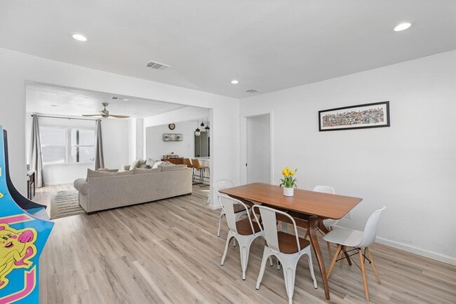 Building Photo - 2407 Hancock Dr