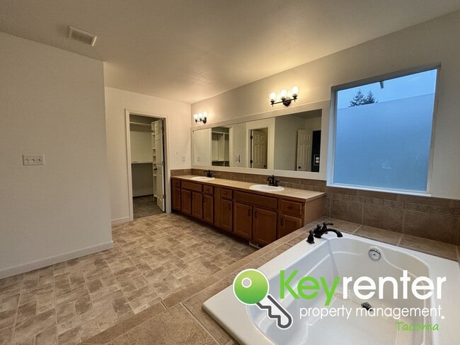 Building Photo - Beautiful 4 Bedroom 2.5 Bathroom Tacoma Home for Rent in Quiet Cul-De-Sac Community