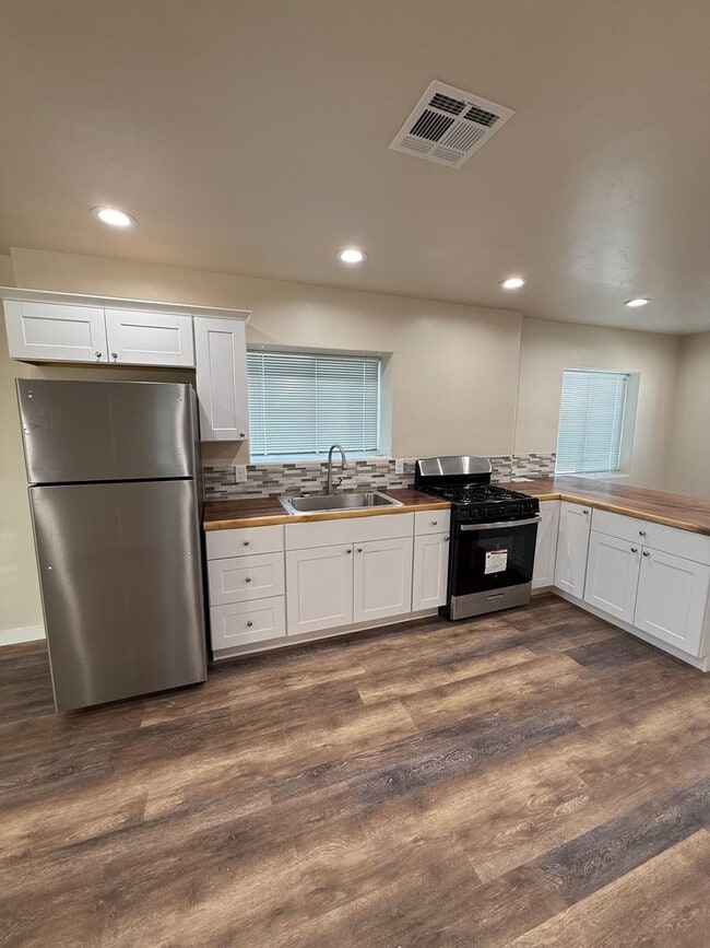 Building Photo - Gorgeous 2 Bedroom/1 Bathroom Home