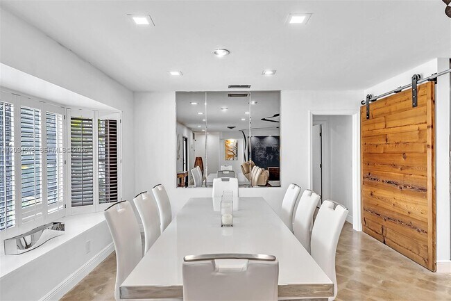 Building Photo - 5602 S Travelers Palm Ln