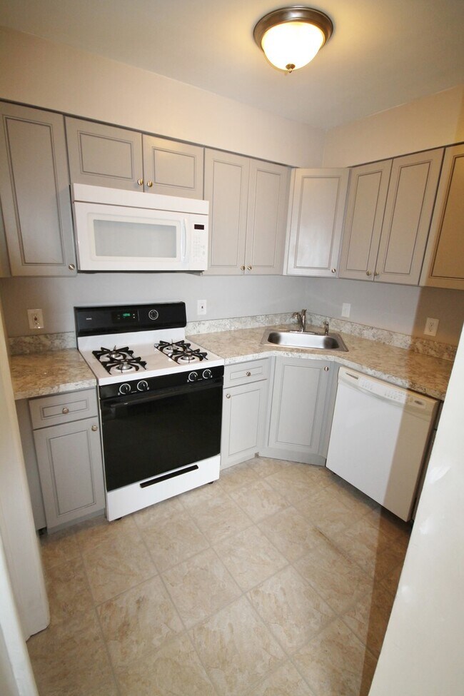 Building Photo - 1 Bedroom- Grandview Area