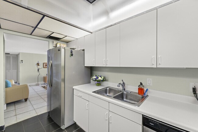 Building Photo - 5600 N Flagler Dr