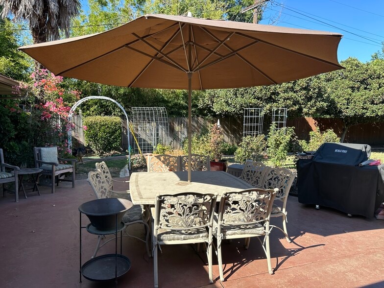 Eight seat patio table with large umbrella - 317 W Banbury Dr
