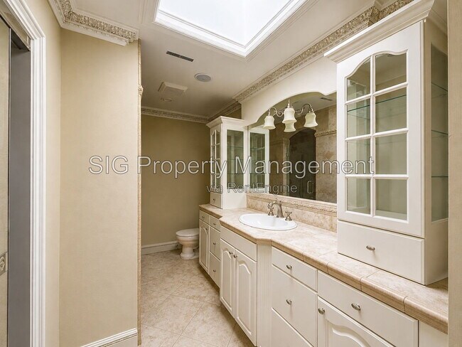 Building Photo - 352 S Orange Grove Blvd
