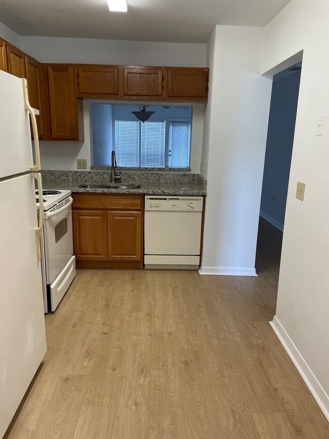 Building Photo - Recently Updated 2bd 2bth Condo Available ...