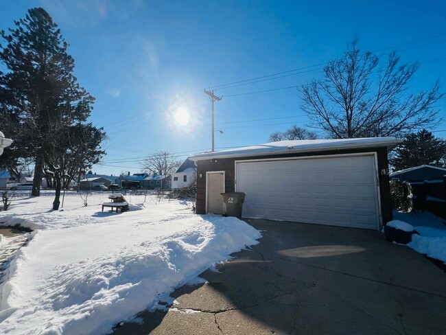 Building Photo - Cozy 2 Bedroom Single Family Home!