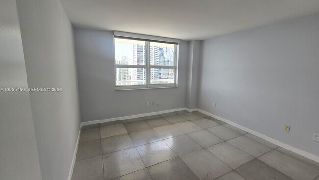 Building Photo - 1155 Brickell Bay Dr