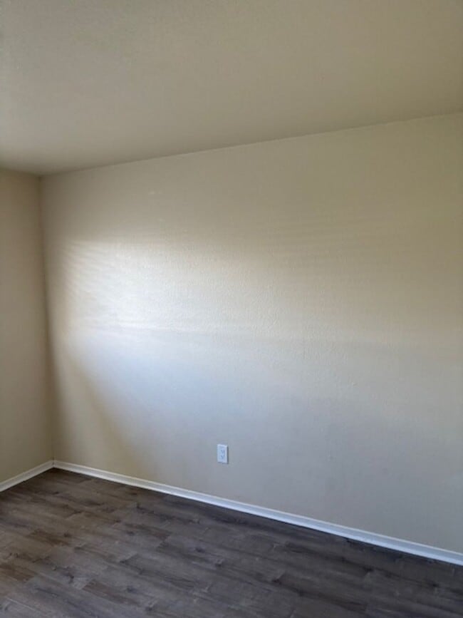 Building Photo - Single story, 3 bed 1.5 bath home.