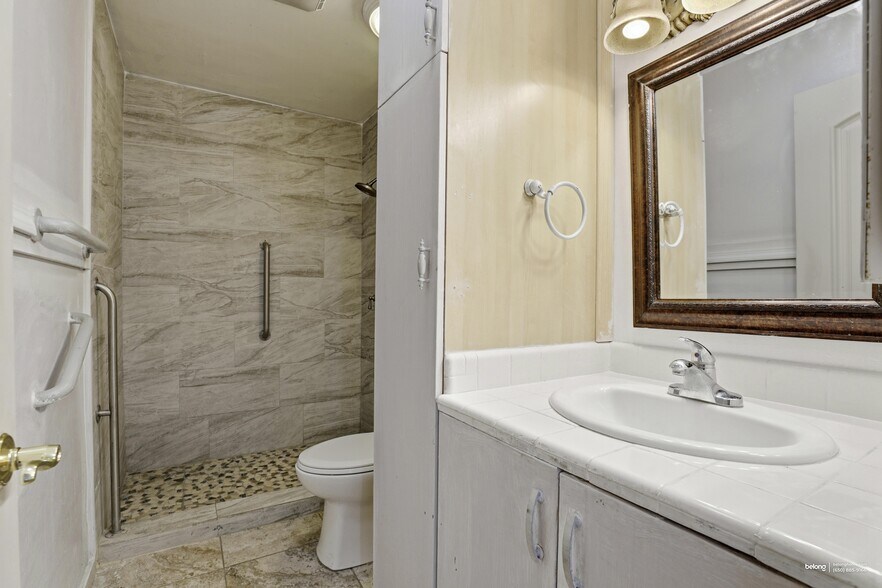 Building Photo - 1056 Hacienda Dr