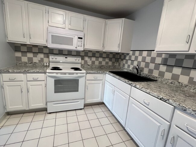 Building Photo - 12 East Side Dr