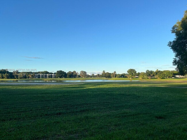 Building Photo - 16233 Laurel Dr