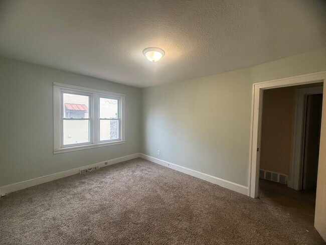 Building Photo - Spacious four-bedroom, two bathroom, pet friendly home!