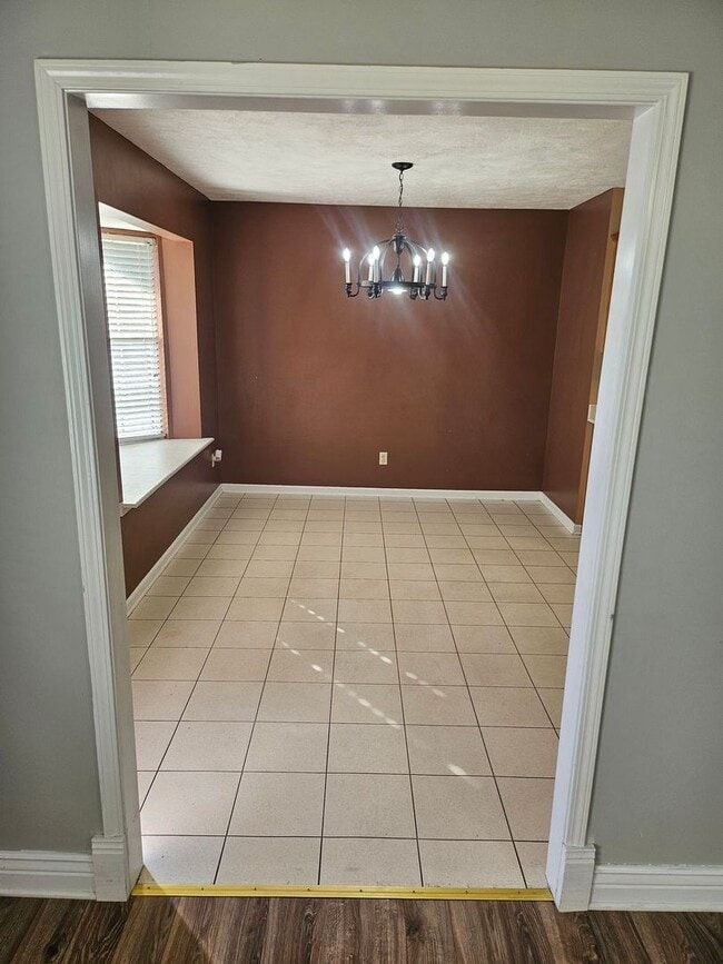 Building Photo - 2018 Hickory Dr