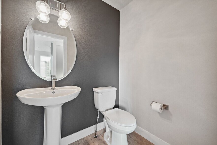 Building Photo - 6719 S Tempe Ct