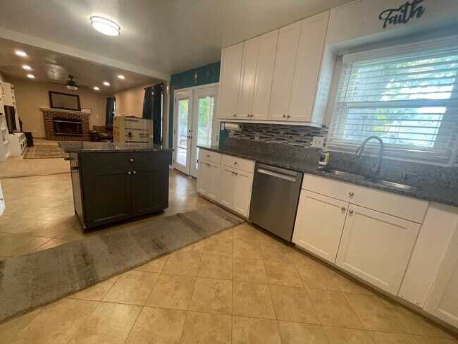 Building Photo - BEAUTIFUL 4 BED / 2.5 BATH SF IN COVENTRY