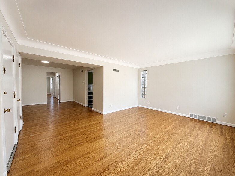 Building Photo - 6930 Jamieson Ave