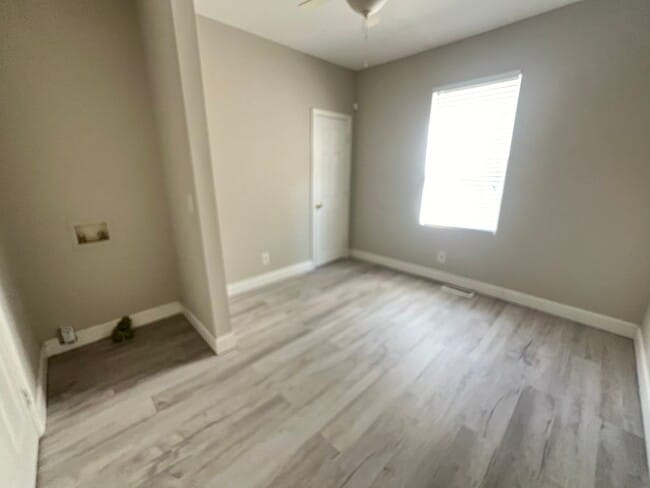 Building Photo - 2 Bedroom 1 Bath Apartment - Downtown Charleston
