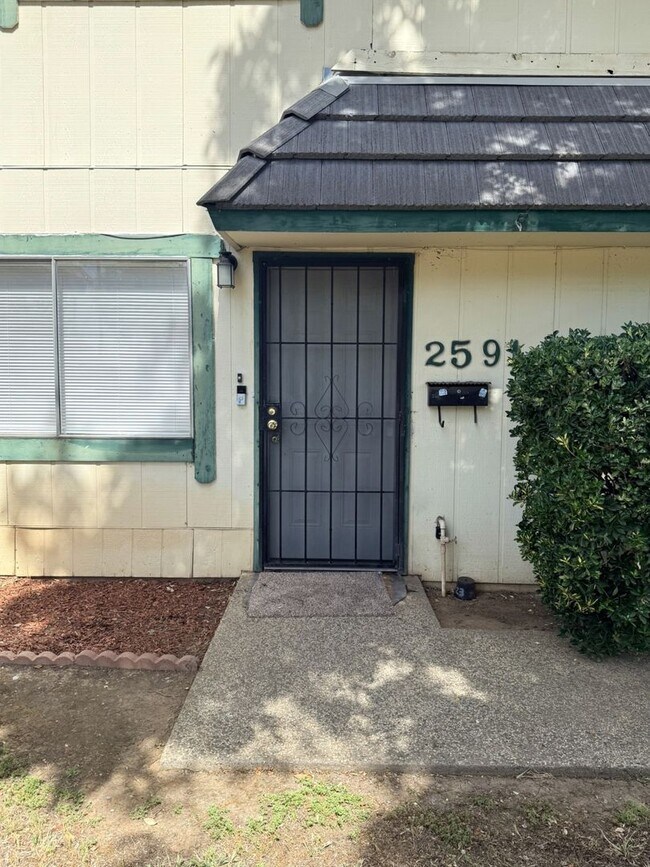 Building Photo - 2597-2597 Glen Ave