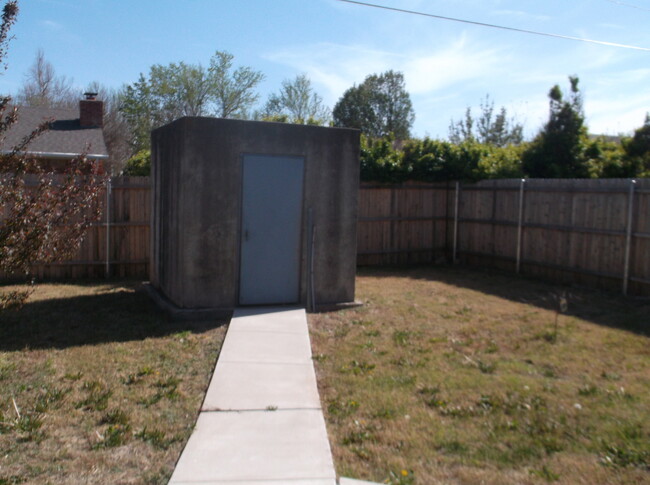 Building Photo - 3 bed, 2 bath, 2 car garage/2 car carport