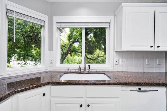 Building Photo - Stunning 4 bedroom, 2.5 bathroom home!! Must See!!