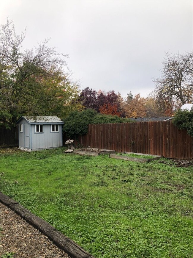 Building Photo - 3 Bedroom 2 Bath Single Family Home