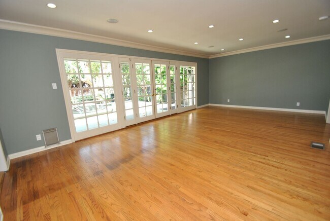 Building Photo - Stunning Colonial Revival in Bixby Knolls