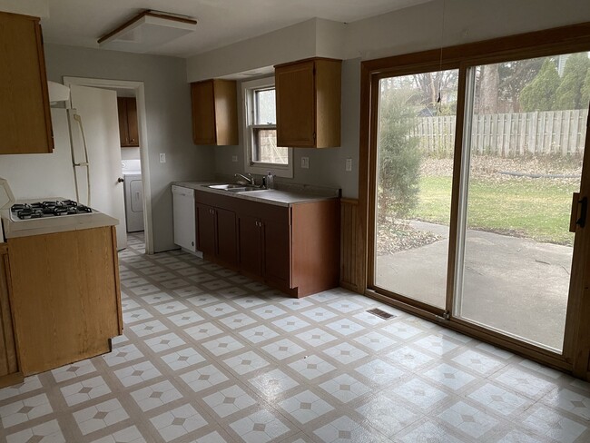 Building Photo - 115 Meadowbrook Ln