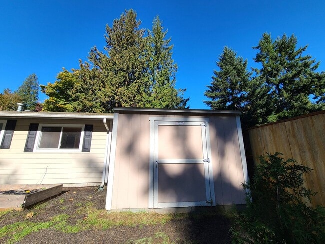 Building Photo - Charming 3Bd/2Ba Kirkland Home with Huge Yard!