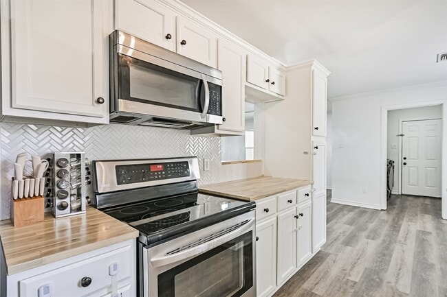 Building Photo - 212 E Castle Harbour Dr