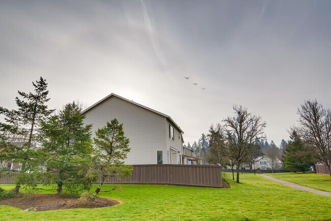 Building Photo - Great Single Family Home In Central Hillsb...