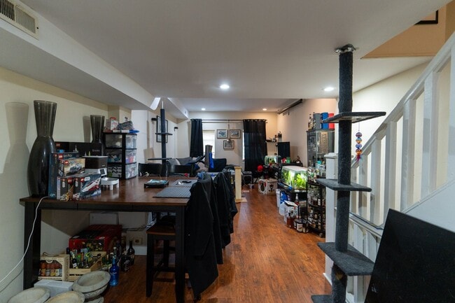 Building Photo - Beautiful 2 bedroom Bi level unit
