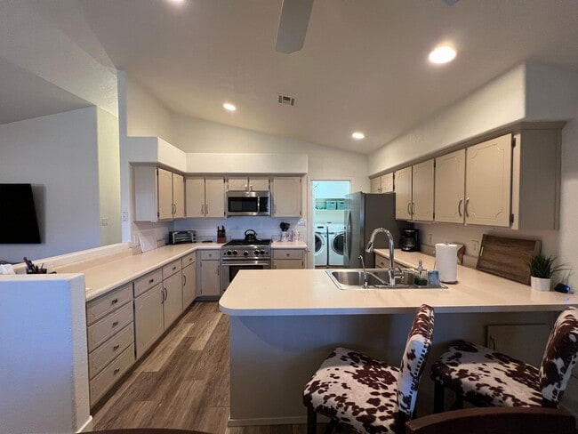 Building Photo - FURNISHED SHORT TERM RENTAL!