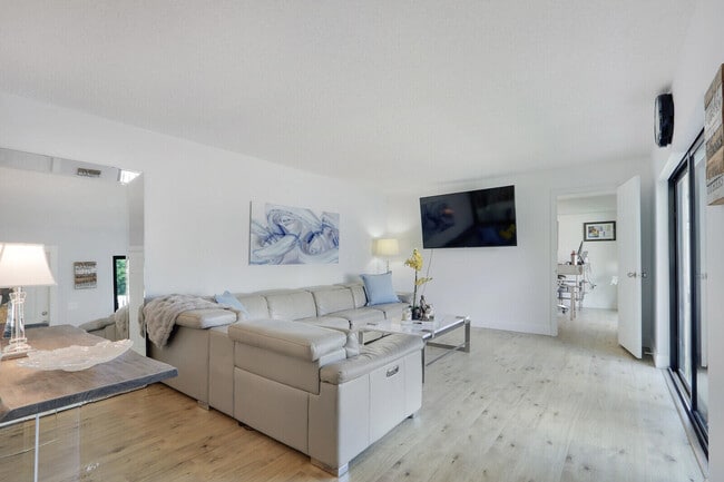 Building Photo - 1614 16th Ln