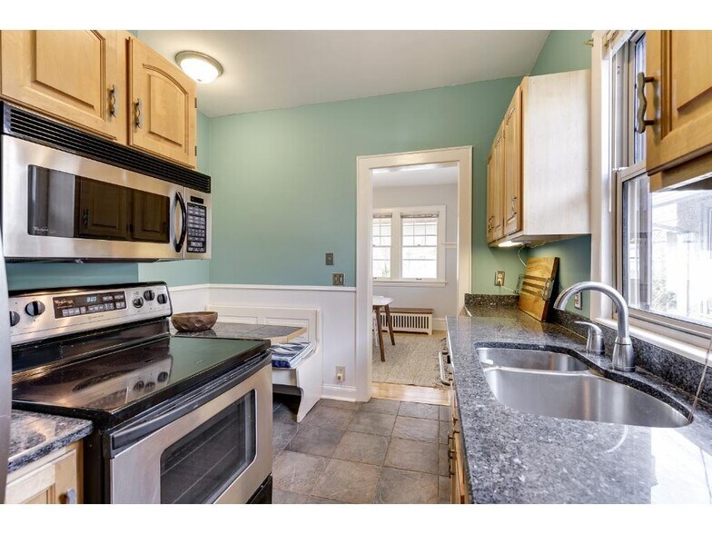 Building Photo - 818 W 42nd St