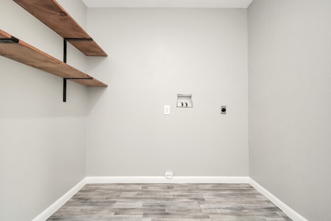 Building Photo - 8034 Ridgeview Dr