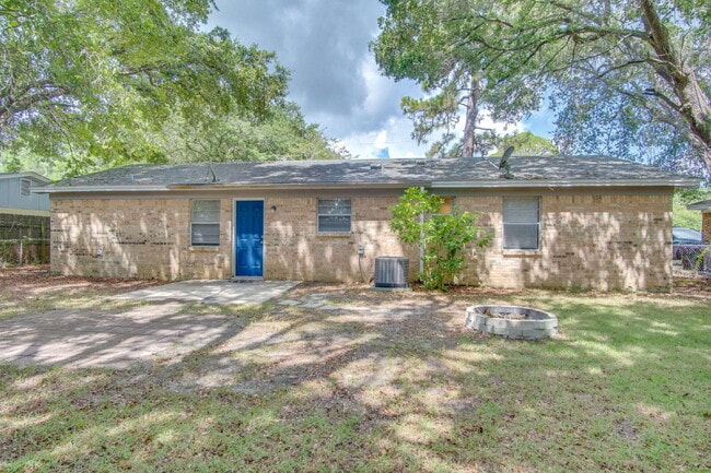 Building Photo - Fully Renovated 3/2 Just Minutes from the ...