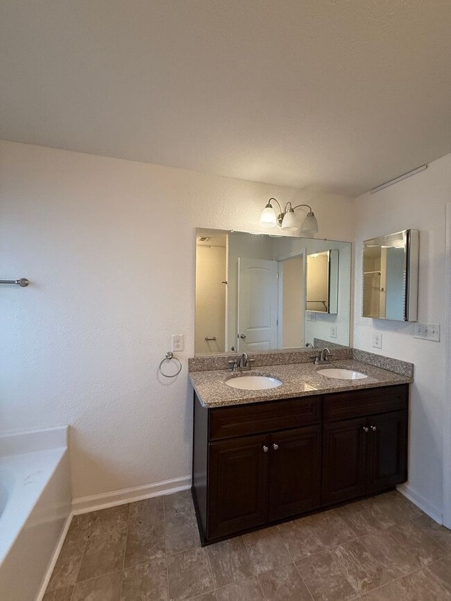 Building Photo - Spacious 4BR Home with Large Fenced Yard & Prime Location