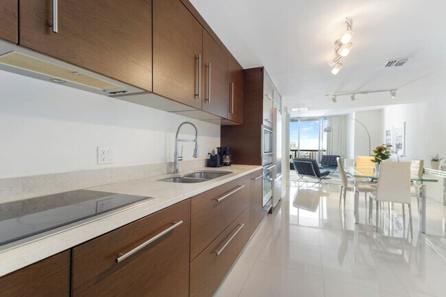 Building Photo - 485 Brickell Ave