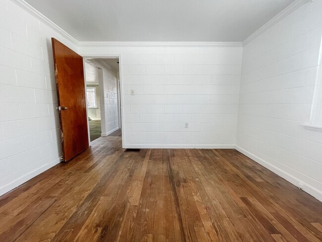 Building Photo - Cozy 2 Bedroom Home! Washer & Dryer Hookups! Fenced In Yard!