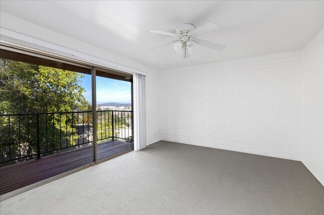 Building Photo - Escondido 2 bed 2.5 bath condo for lease