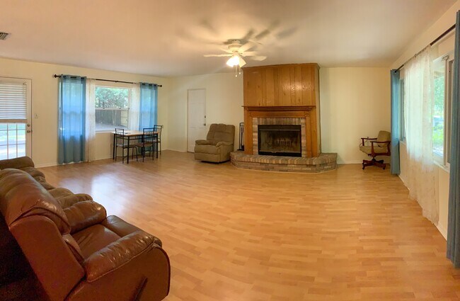 Building Photo - 3/2 House Walking Distance to UF & Law Sch...