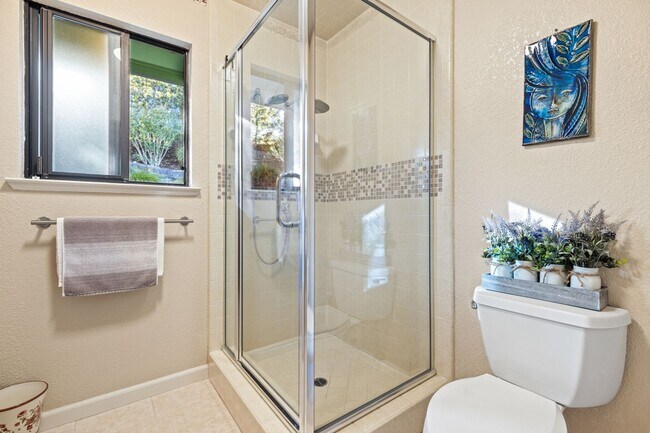 Building Photo - Breathtaking Views & Luxurious Furnished Rental in Oakmont's 55+ Community!